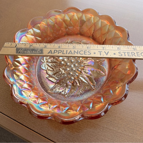 Carnival Glass Bowl in Marigold with Center Grape Pattern -  Vintage - Picture 6 of 8